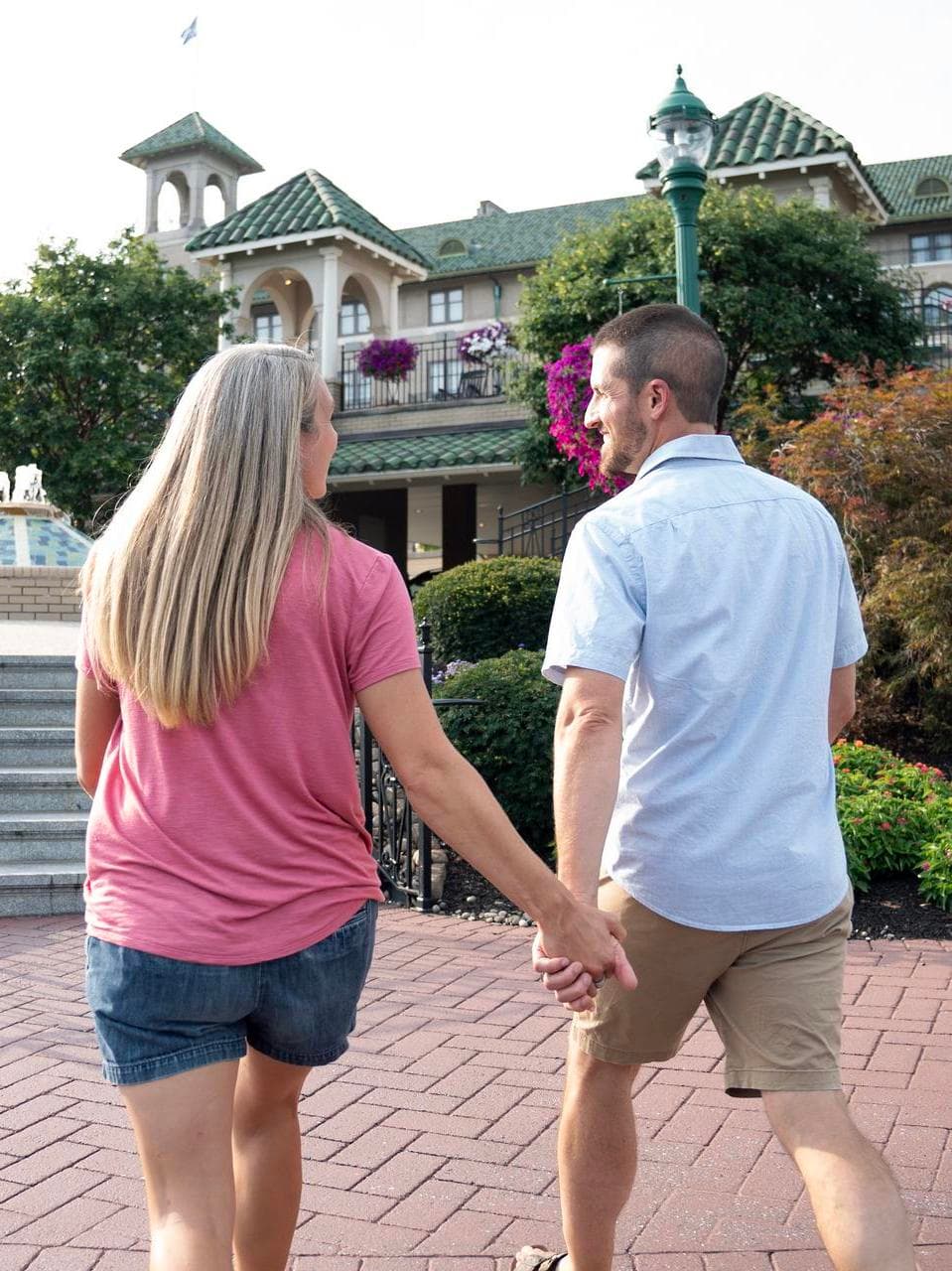 24.Resorts.HotelHershey.Entrance.Couple