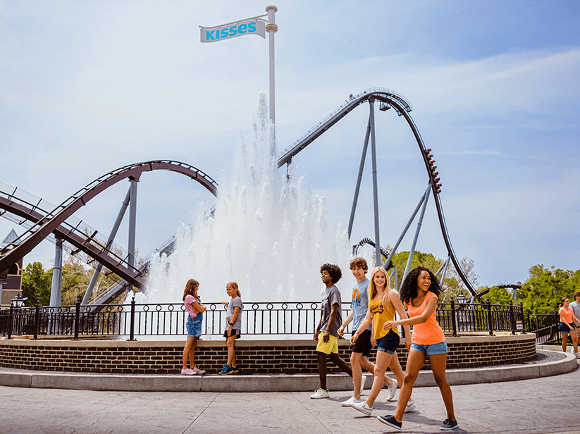 Kids walking past the fountain at Hersheypark